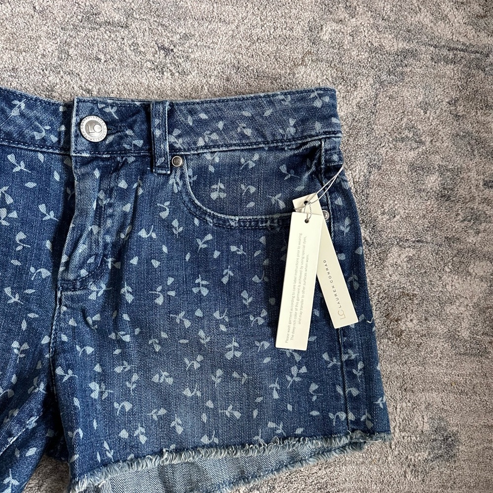 Lauren Conrad shorts
Size 8
Color denim print